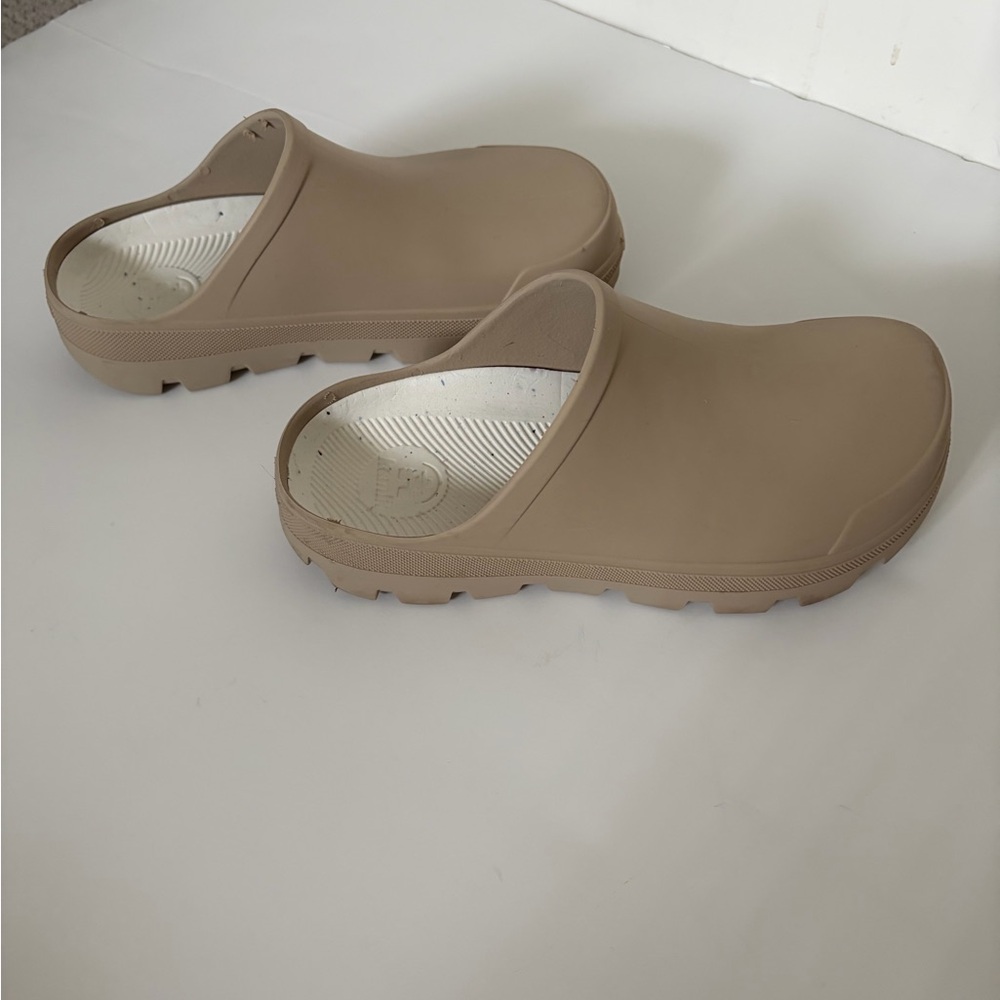 Kamik Nova Clogs Tan Fossil - Size 6 Waterproof